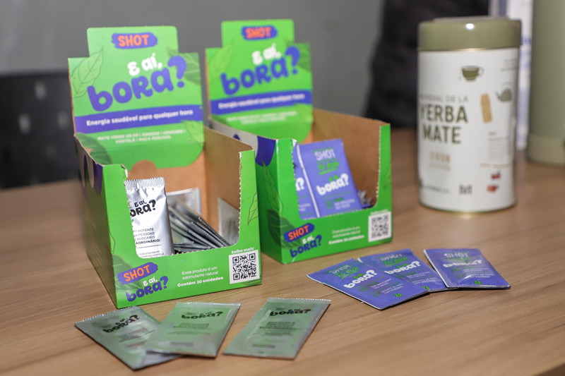 Produtos à base de erva-mate apresentados em uma bancada do festival.